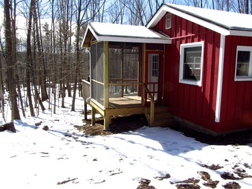 Cozy Two-Bedroom Cabin Rental with Hot Tub and Fireplace in Woodstock, New York - Woodstock, New York - glamping.directory