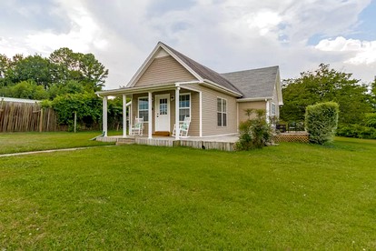 Modern, Rustic Farmhouse Vacation Rental with a Deck in Clarksville, Tennessee - Clarksville, Tennessee - glamping.directory