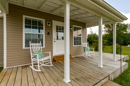 Modern, Rustic Farmhouse Vacation Rental with a Deck in Clarksville, Tennessee - Clarksville, Tennessee - glamping.directory