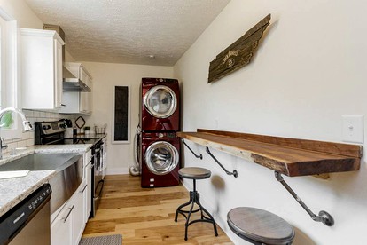 Modern, Rustic Farmhouse Vacation Rental with a Deck in Clarksville, Tennessee - Clarksville, Tennessee - glamping.directory