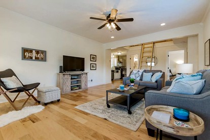Modern, Rustic Farmhouse Vacation Rental with a Deck in Clarksville, Tennessee - Clarksville, Tennessee - glamping.directory