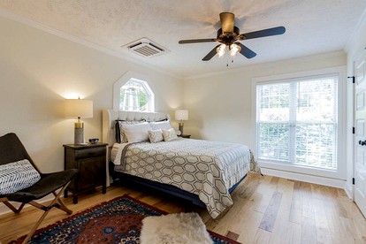 Modern, Rustic Farmhouse Vacation Rental with a Deck in Clarksville, Tennessee - Clarksville, Tennessee - glamping.directory