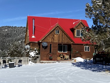 A Slice of Paradise: Your Ultimate Retreat at a Beautifully Restored Farmhouse near Aspen - glamping.directory