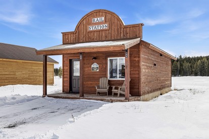 Impressive Old West Cabin with Fireplace in Island Park, Idaho - Island Park, Idaho - glamping.directory