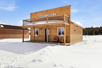 Impressive Old West Cabin with Fireplace in Island Park, Idaho - Island Park, Idaho - glamping.directory
