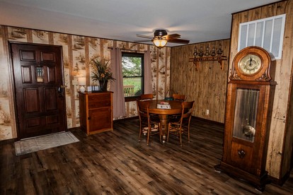 Rustic, Pet Friendly Cabin near East Fork Lake, Olney, Illinois - Olney, Illinois - glamping.directory