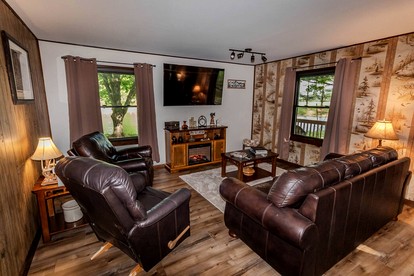 Rustic, Pet Friendly Cabin near East Fork Lake, Olney, Illinois - Olney, Illinois - glamping.directory