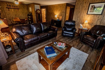 Rustic, Pet Friendly Cabin near East Fork Lake, Olney, Illinois - Olney, Illinois - glamping.directory