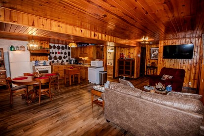 Rustic, Pet Friendly Cabin near East Fork Lake, Olney, Illinois - Olney, Illinois - glamping.directory