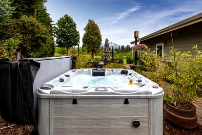 Luxurious Cabin with Hot-tub in Parkdale, Oregon - Parkdale, Oregon - glamping.directory