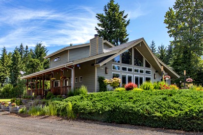 Luxurious Cabin with Hot-tub in Parkdale, Oregon - glamping.directory