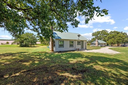 Private Nature Escape: Wooden Cabin with Lake Views in Madill, Oklahoma - Madill, Oklahoma - glamping.directory