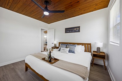 Private Nature Escape: Wooden Cabin with Lake Views in Madill, Oklahoma - Madill, Oklahoma - glamping.directory