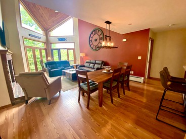 Fabulous Cabin in the White Mountains for Group Getaways - Carroll, New Hampshire - glamping.directory