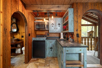 Tree House Rental Ideal for a Unique Getaway near Lake Sunapee in New Hampshire - Newbury, New Hampshire - glamping.directory