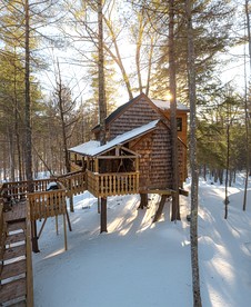 Tree House Rental Ideal for a Unique Getaway near Lake Sunapee in New Hampshire - Newbury, New Hampshire - glamping.directory