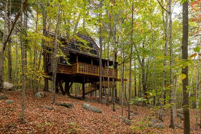Tree House Rental Ideal for a Unique Getaway near Lake Sunapee in New Hampshire - Newbury, New Hampshire - glamping.directory