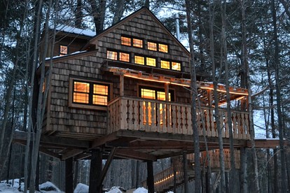 Tree House Rental Ideal for a Unique Getaway near Lake Sunapee in New Hampshire - glamping.directory