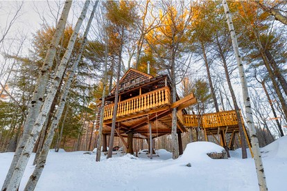 Tree House Rental Ideal for a Unique Getaway near Lake Sunapee in New Hampshire - Newbury, New Hampshire - glamping.directory