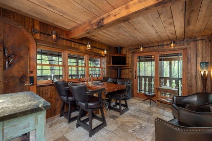 Tree House Rental Ideal for a Unique Getaway near Lake Sunapee in New Hampshire - Newbury, New Hampshire - glamping.directory