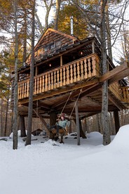 Tree House Rental Ideal for a Unique Getaway near Lake Sunapee in New Hampshire - Newbury, New Hampshire - glamping.directory