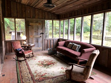 Romantic Log Cabin Getaway on a Farm near Texarkana, Arkansas - Washington, Arkansas - glamping.directory
