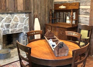 Romantic Log Cabin Getaway on a Farm near Texarkana, Arkansas - Washington, Arkansas - glamping.directory