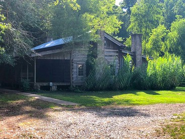 Romantic Log Cabin Getaway on a Farm near Texarkana, Arkansas - Washington, Arkansas - glamping.directory