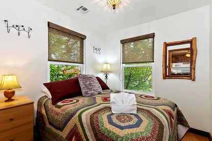 Lake Cabin with Fireplace and Barbecue Perfect for Water Sports in Big Bear Lake, California - Big Bear Lake, California - glamping.directory
