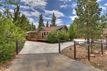 Lake Cabin with Fireplace and Barbecue Perfect for Water Sports in Big Bear Lake, California - Big Bear Lake, California - glamping.directory