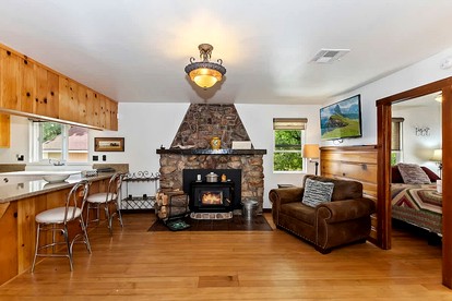 Lake Cabin with Fireplace and Barbecue Perfect for Water Sports in Big Bear Lake, California - Big Bear Lake, California - glamping.directory