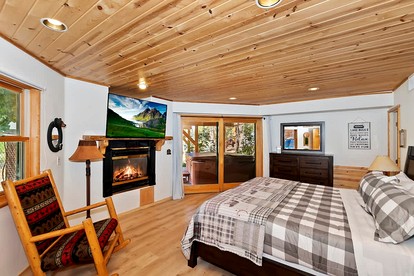 Lake Cabin with Fireplace and Barbecue Perfect for Water Sports in Big Bear Lake, California - Big Bear Lake, California - glamping.directory
