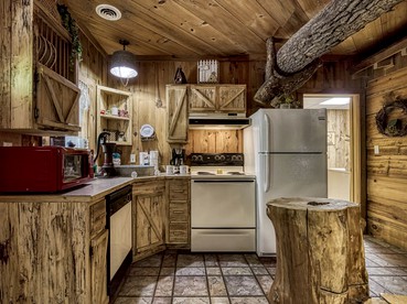 Unique Cabin Rental for Romantic Escapes to the Great Smoky Mountains - Pigeon Forge, Tennessee - glamping.directory