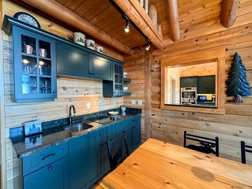 Wooden Cabin with Idyllic Mountain Views in New Hampshire - Conway, New Hampshire - glamping.directory