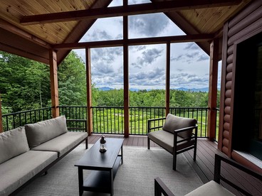 Wooden Cabin with Idyllic Mountain Views in New Hampshire - Conway, New Hampshire - glamping.directory