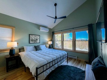 Wooden Cabin with Idyllic Mountain Views in New Hampshire - Conway, New Hampshire - glamping.directory