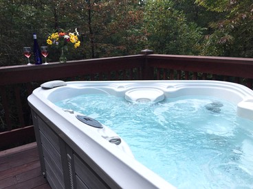 Charming Cabin in the Blue Ridge Mountains near Asheville - Fletcher, North Carolina - glamping.directory
