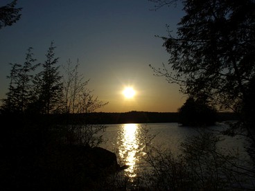 Unique Cottage Rental with Sublime Views Nestled on Damariscotta Lake in Maine - Nobleboro, Maine - glamping.directory