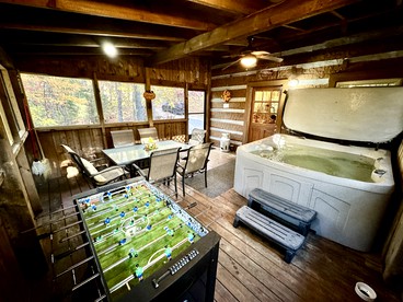 Impressive Log Cabin with Fire Pit, Game Room and Hot-tub in Sevierville, Tennessee - Sevierville, Tennessee - glamping.directory