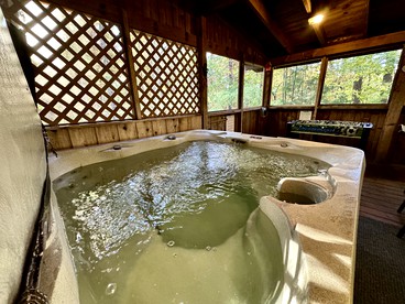 Impressive Log Cabin with Fire Pit, Game Room and Hot-tub in Sevierville, Tennessee - Sevierville, Tennessee - glamping.directory