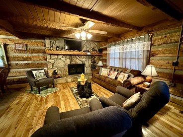 Impressive Log Cabin with Fire Pit, Game Room and Hot-tub in Sevierville, Tennessee - Sevierville, Tennessee - glamping.directory