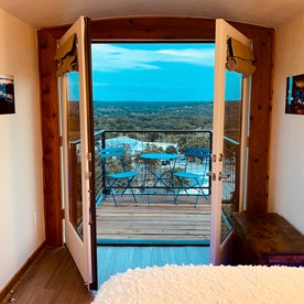 Glamping Retreat with Outdoor Tub & Panoramic Sky Views in Cottonwood Shores, Texas - Cottonwood Shores, Texas - glamping.directory
