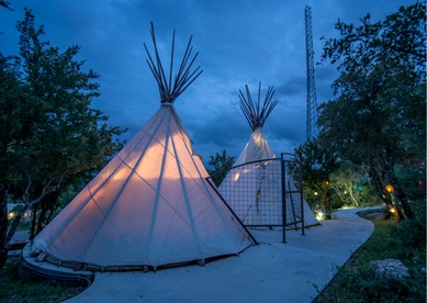 Glamping Retreat with Outdoor Tub & Panoramic Sky Views in Cottonwood Shores, Texas - Cottonwood Shores, Texas - glamping.directory