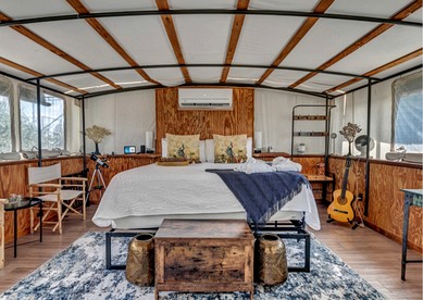 Glamping Retreat with Outdoor Tub & Panoramic Sky Views in Cottonwood Shores, Texas - Cottonwood Shores, Texas - glamping.directory