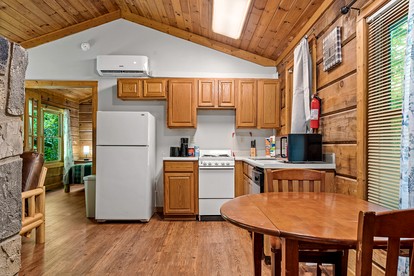 Romantic and Cozy Cabin Designed for Relaxation in Sevierville, Tennessee - Sevierville, Tennessee - glamping.directory