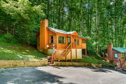 Romantic and Cozy Cabin Designed for Relaxation in Sevierville, Tennessee - Sevierville, Tennessee - glamping.directory