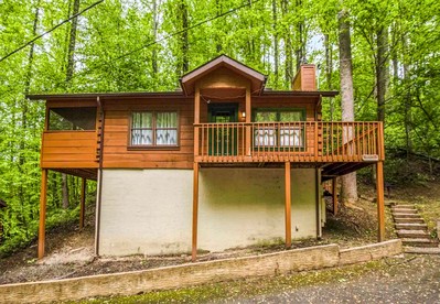 Romantic and Cozy Cabin Designed for Relaxation in Sevierville, Tennessee - glamping.directory