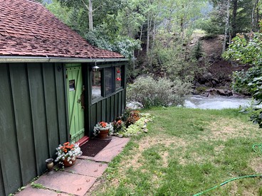 Romantic Hideaway Cottage on Clear Creek in Georgetown, Colorado - Georgetown, Colorado - glamping.directory