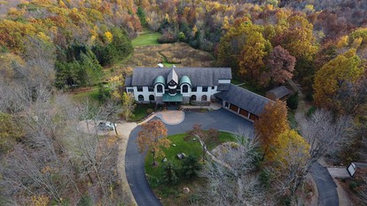 Elegant Suite for Couples near Lake Wisconsin in Baraboo, Wisconsin - Baraboo, Wisconsin - glamping.directory