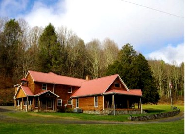 Secluded Cottage Getaway on an Authentic Horse Farm near Hillsville, Virginia - Hillsville, Virginia - glamping.directory